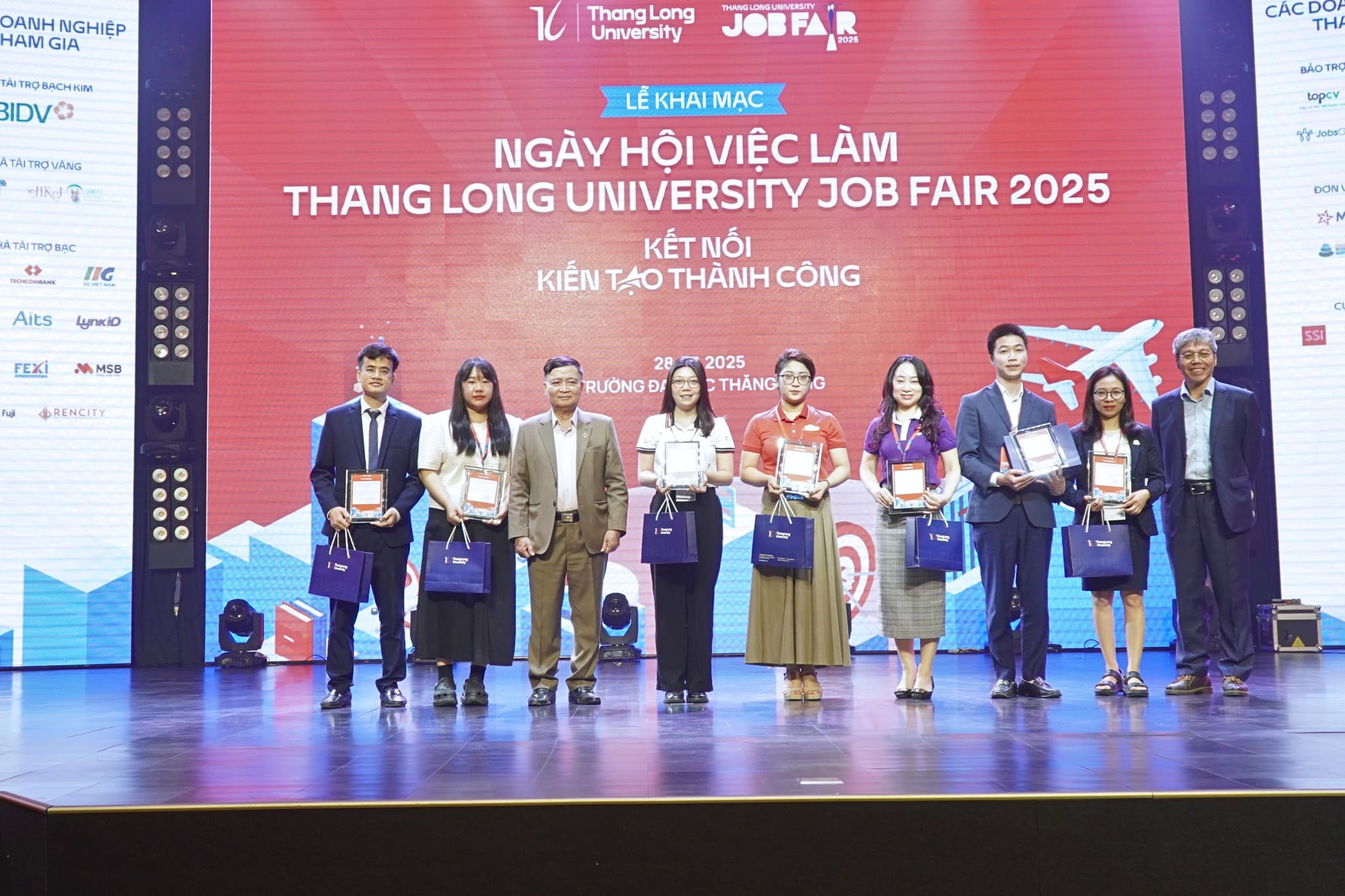 Đại diện Ban lãnh đạo TBT Group nhận kỷ niệm chương và quà lưu niệm từ phía nhà trường