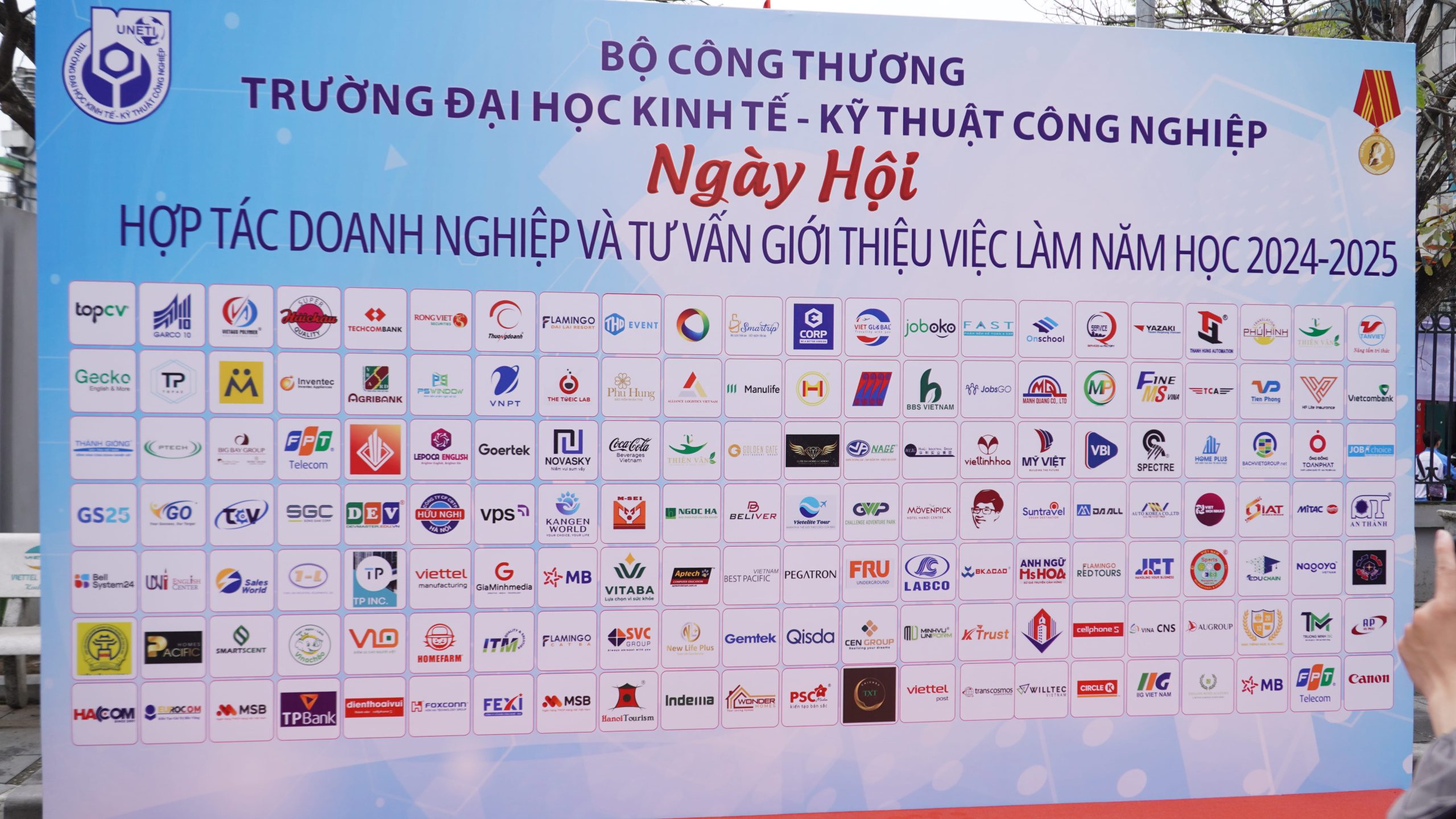 Hàng trăm doanh nghiệp hợp tác và đồng hành
